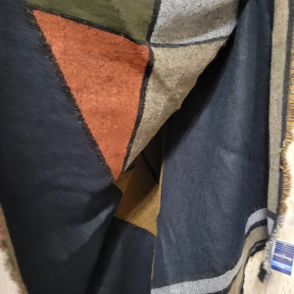 WEST LOOP Pattern Blanket Scarf - Picture 4 of 4